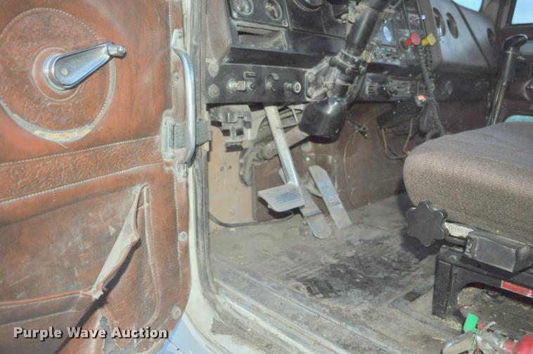 image for item L5229 1986 International F9370 semi truck