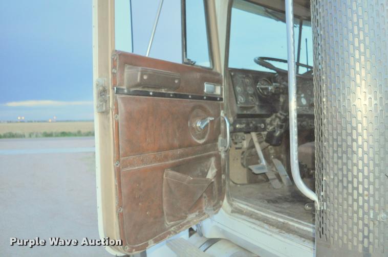 image for item L5229 1986 International F9370 semi truck