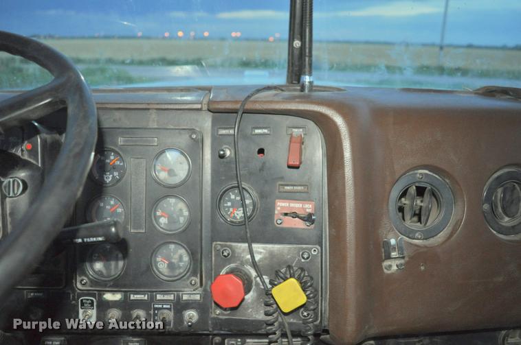 image for item L5229 1986 International F9370 semi truck