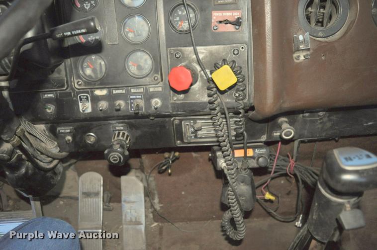 image for item L5229 1986 International F9370 semi truck