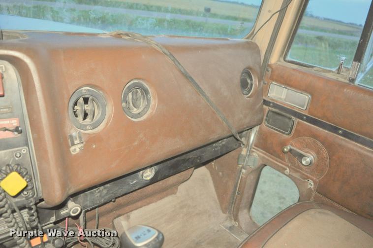 image for item L5229 1986 International F9370 semi truck