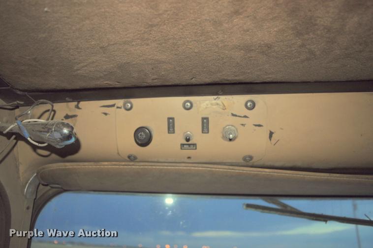 image for item L5229 1986 International F9370 semi truck