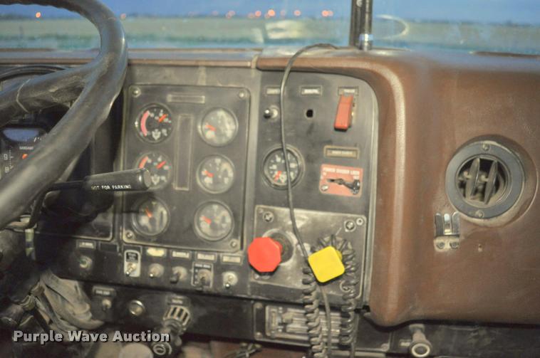 image for item L5229 1986 International F9370 semi truck