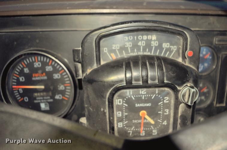 image for item L5229 1986 International F9370 semi truck