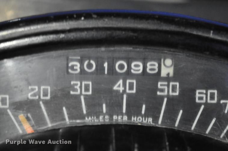 image for item L5229 1986 International F9370 semi truck