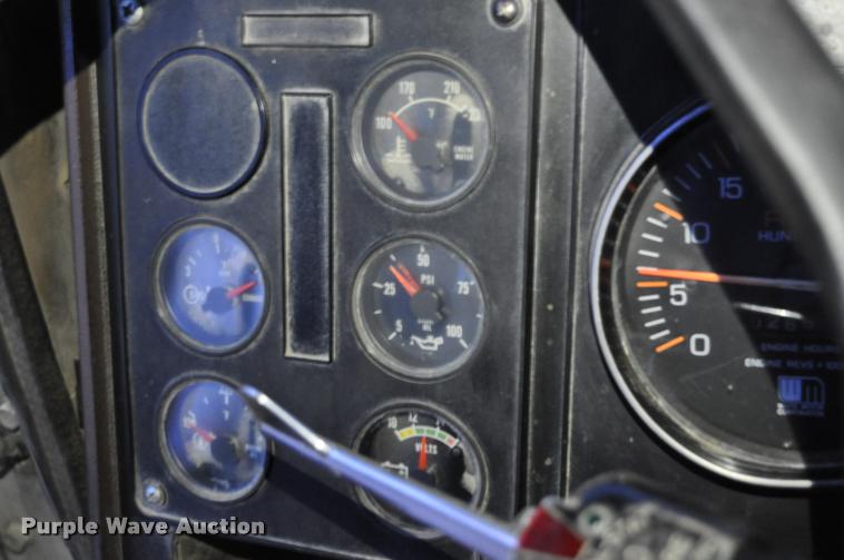 image for item L5229 1986 International F9370 semi truck