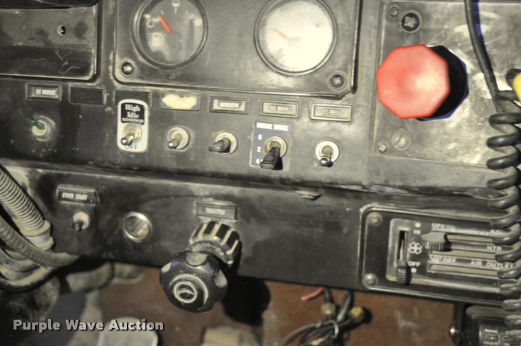 image for item L5229 1986 International F9370 semi truck