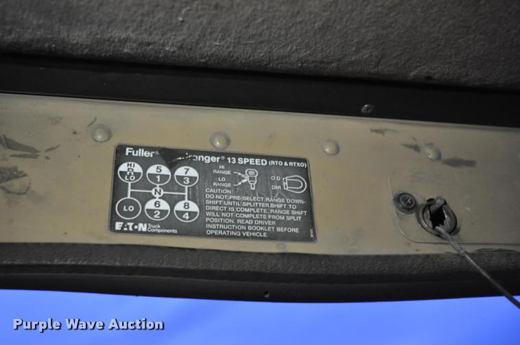 image for item L5229 1986 International F9370 semi truck