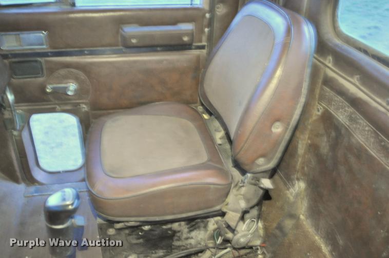 image for item L5229 1986 International F9370 semi truck