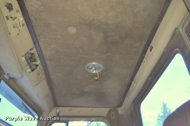 image for item L5229 1986 International F9370 semi truck