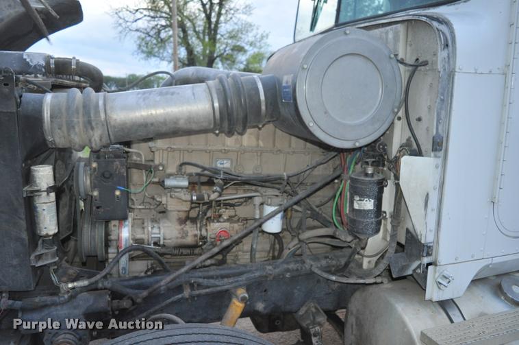 image for item L5229 1986 International F9370 semi truck