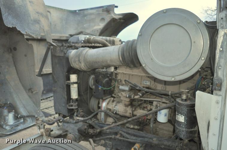 image for item L5229 1986 International F9370 semi truck