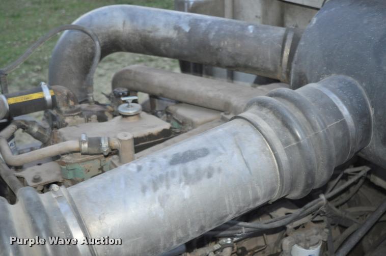 image for item L5229 1986 International F9370 semi truck