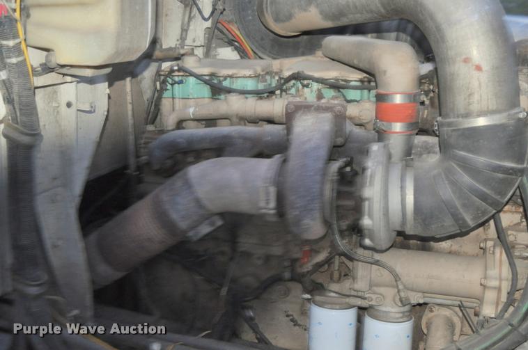 image for item L5229 1986 International F9370 semi truck