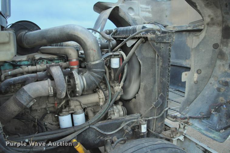 image for item L5229 1986 International F9370 semi truck