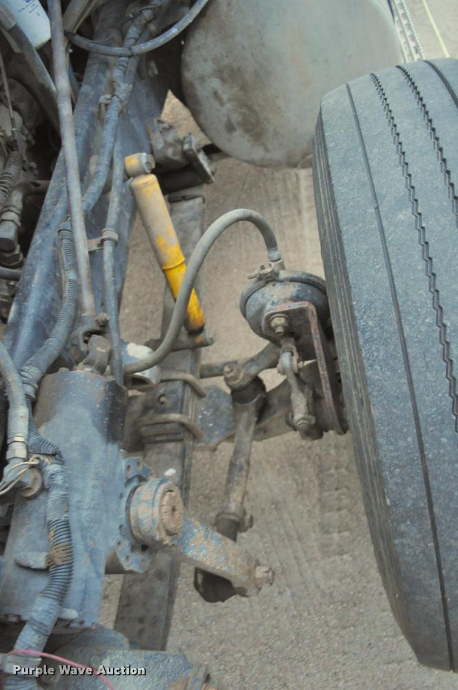 image for item L5229 1986 International F9370 semi truck