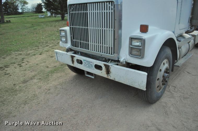 image for item L5229 1986 International F9370 semi truck
