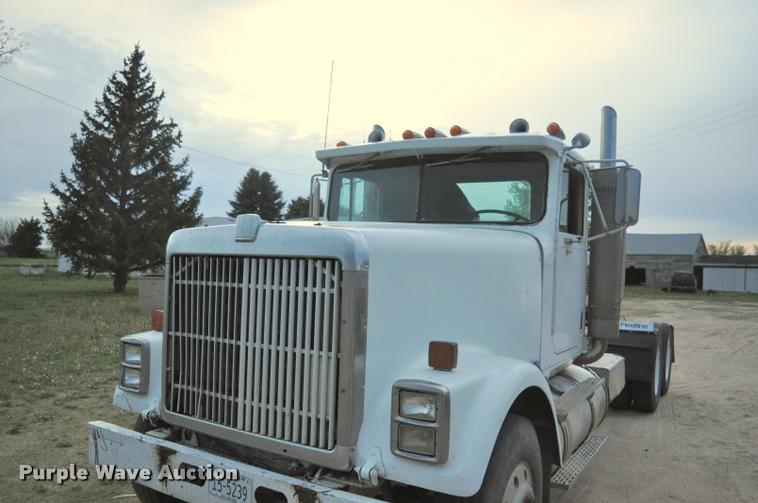 image for item L5229 1986 International F9370 semi truck