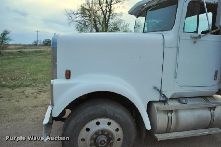 image for item L5229 1986 International F9370 semi truck