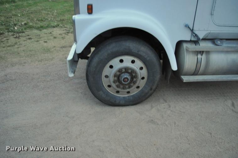 image for item L5229 1986 International F9370 semi truck