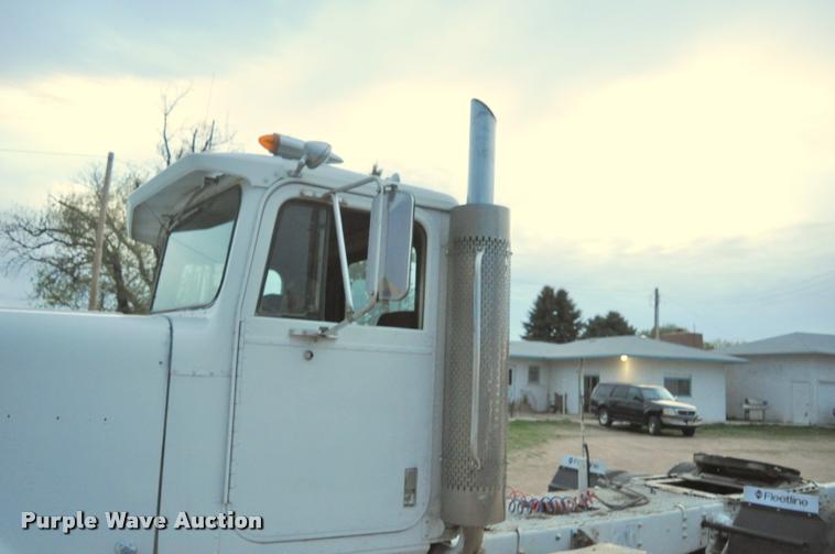 image for item L5229 1986 International F9370 semi truck