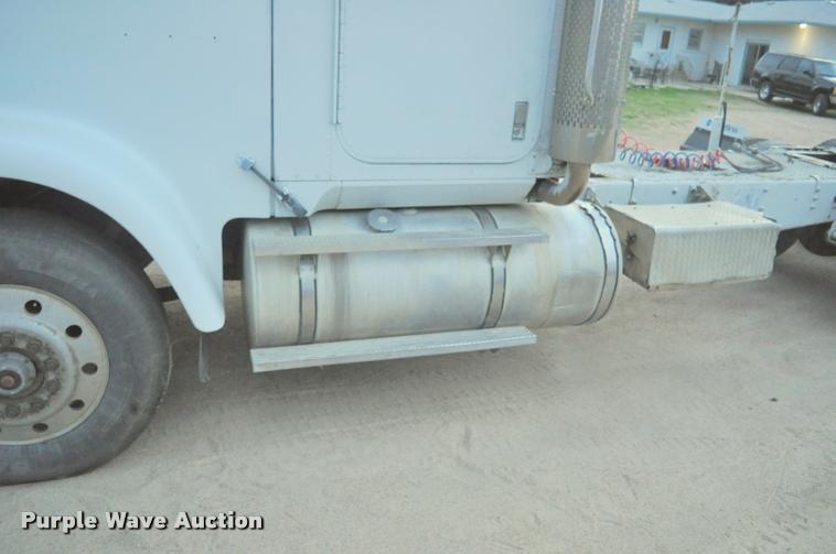 image for item L5229 1986 International F9370 semi truck