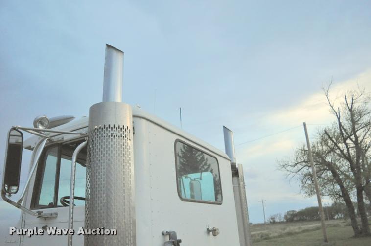 image for item L5229 1986 International F9370 semi truck