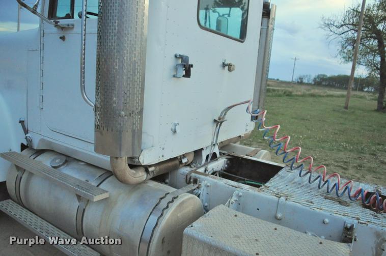 image for item L5229 1986 International F9370 semi truck