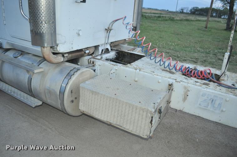 image for item L5229 1986 International F9370 semi truck