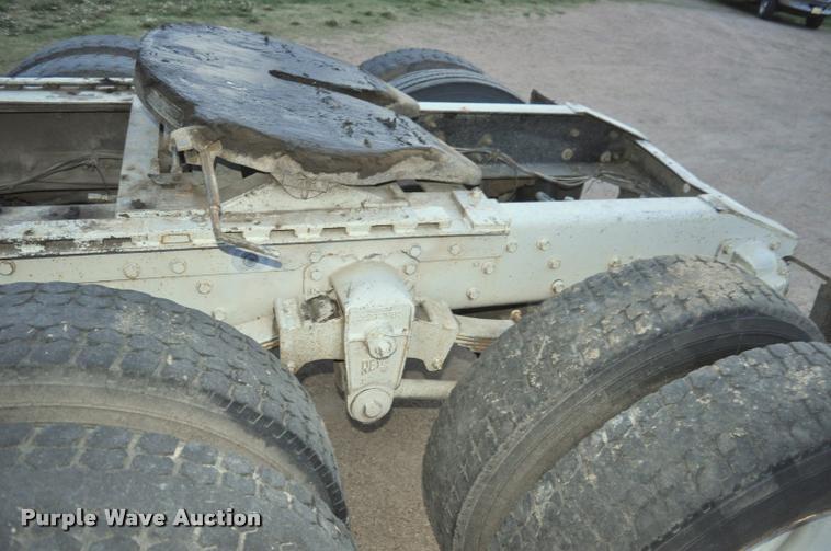 image for item L5229 1986 International F9370 semi truck