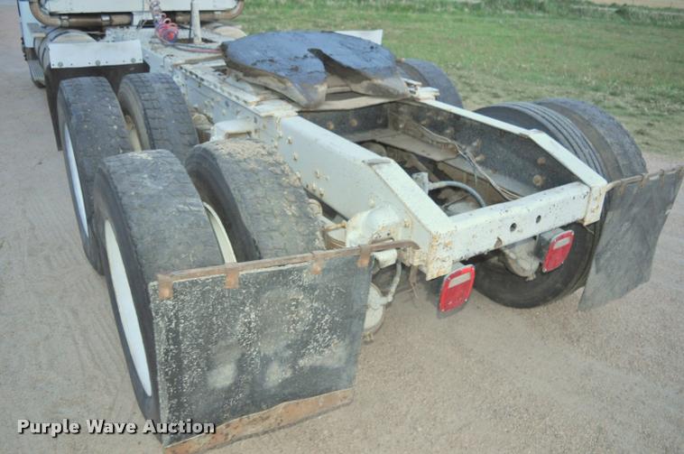 image for item L5229 1986 International F9370 semi truck