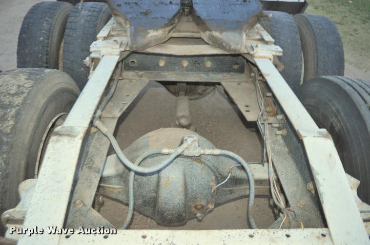 image for item L5229 1986 International F9370 semi truck