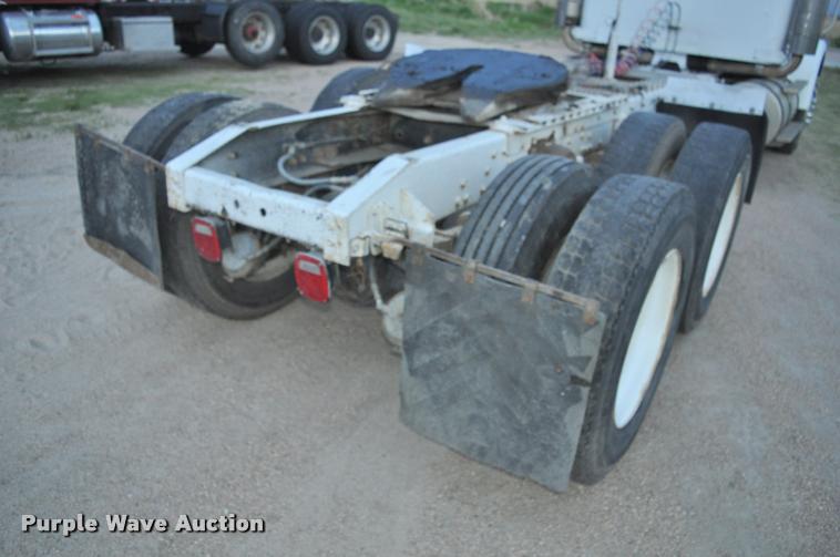 image for item L5229 1986 International F9370 semi truck