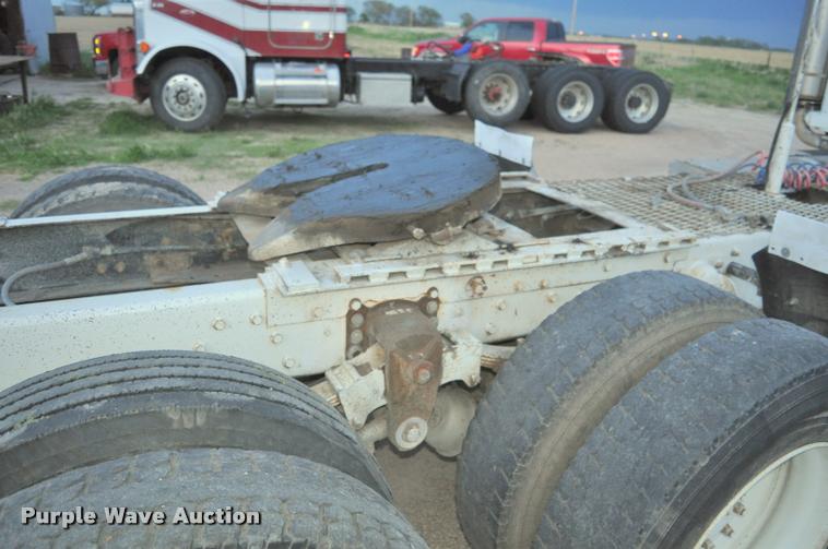 image for item L5229 1986 International F9370 semi truck