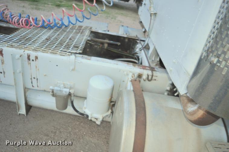 image for item L5229 1986 International F9370 semi truck