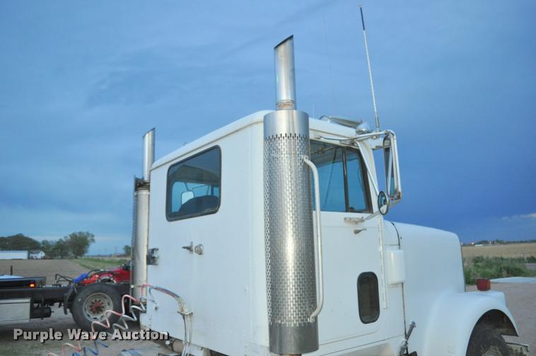image for item L5229 1986 International F9370 semi truck