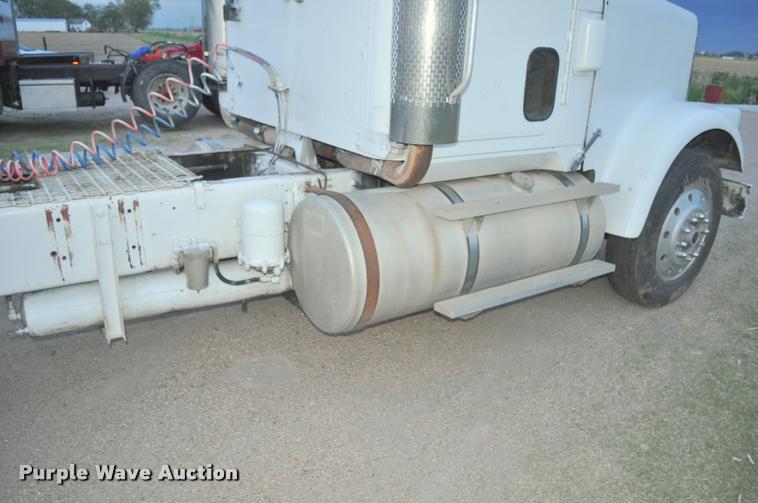 image for item L5229 1986 International F9370 semi truck