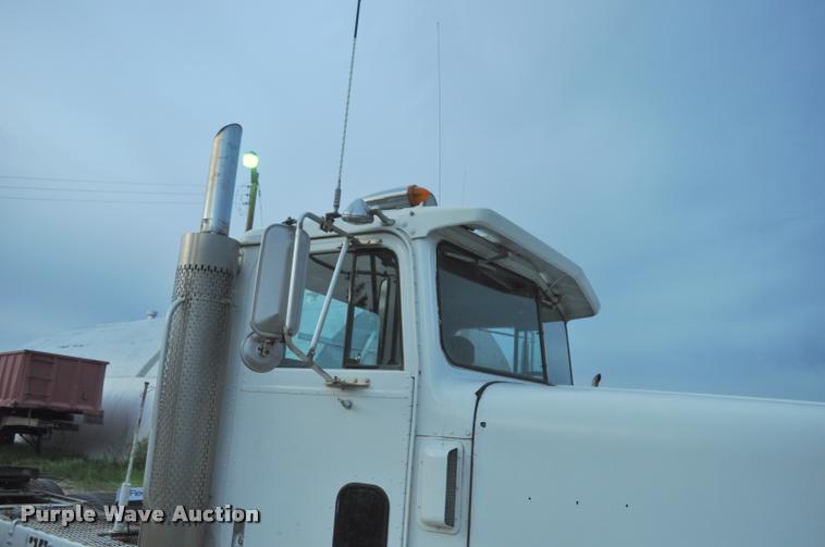 image for item L5229 1986 International F9370 semi truck