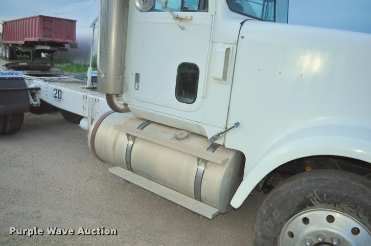 image for item L5229 1986 International F9370 semi truck