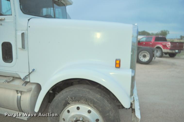 image for item L5229 1986 International F9370 semi truck