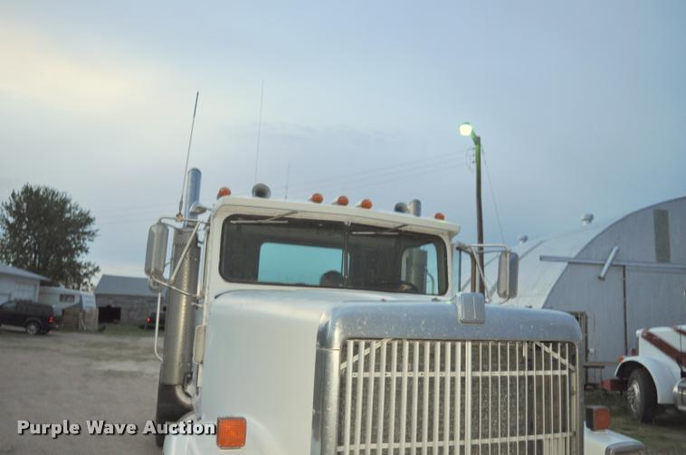 image for item L5229 1986 International F9370 semi truck