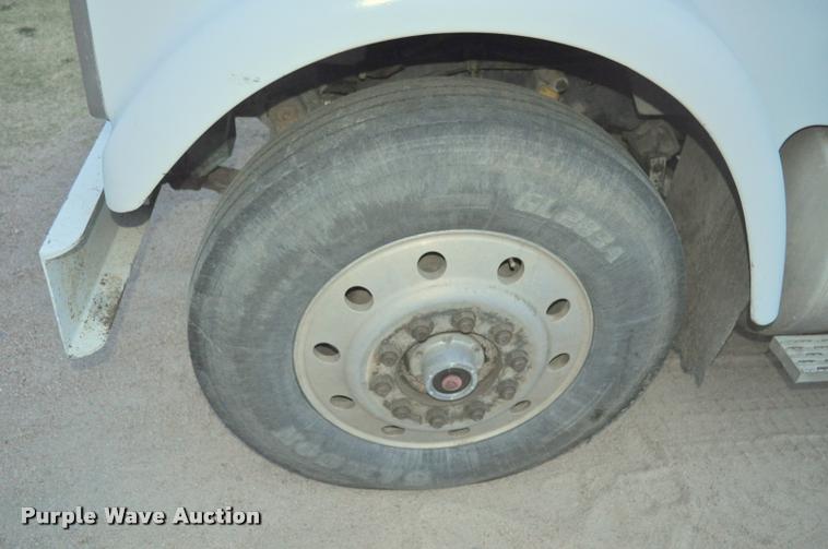 image for item L5229 1986 International F9370 semi truck