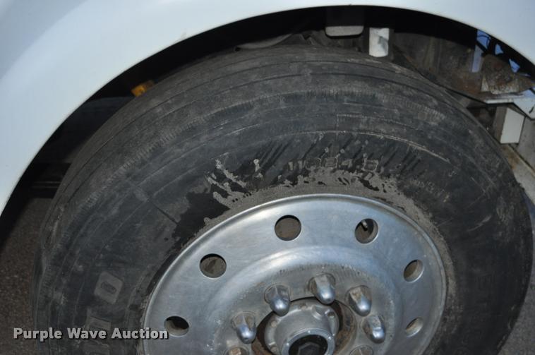 image for item L5229 1986 International F9370 semi truck