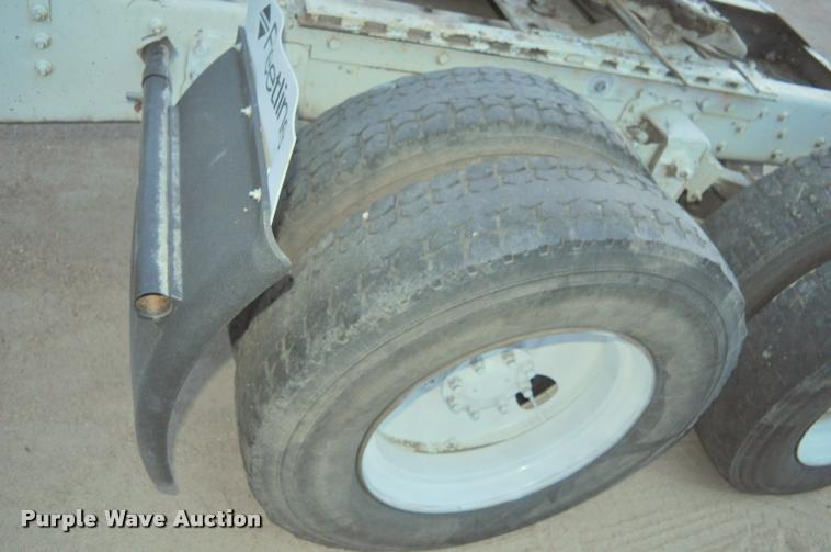 image for item L5229 1986 International F9370 semi truck