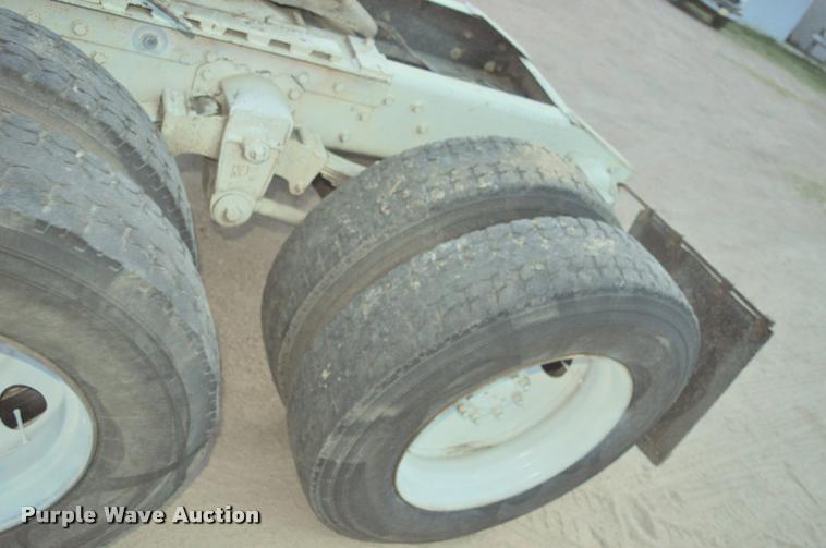 image for item L5229 1986 International F9370 semi truck