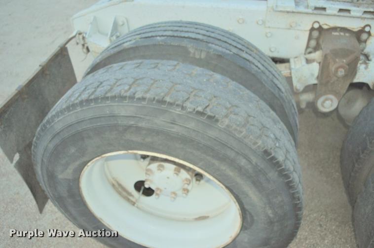 image for item L5229 1986 International F9370 semi truck