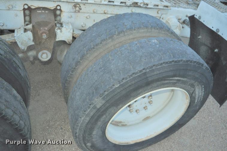 image for item L5229 1986 International F9370 semi truck