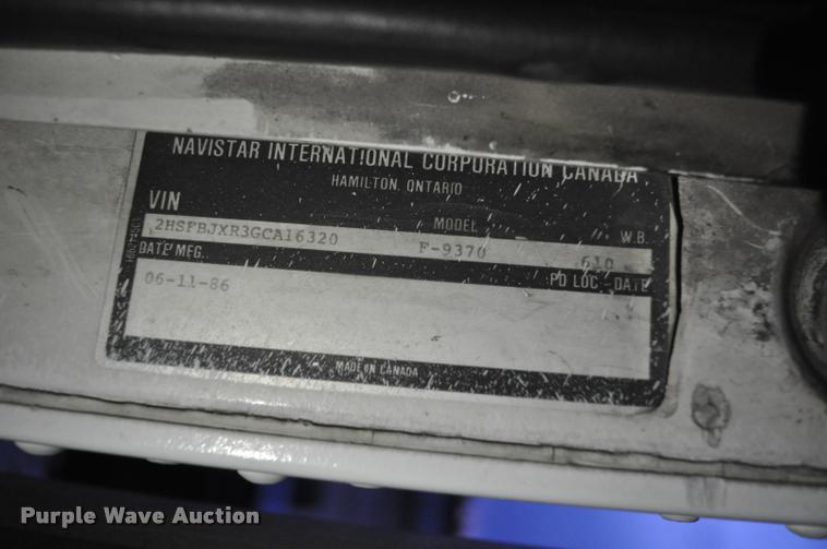 image for item L5229 1986 International F9370 semi truck