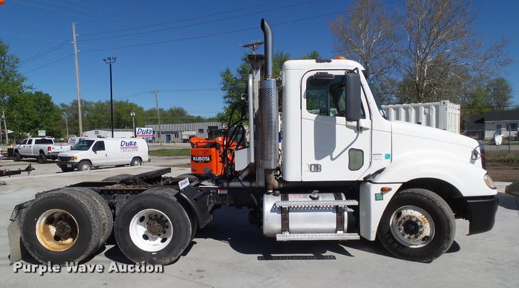 image for item L5536 2005 Freightliner Columbia semi truck