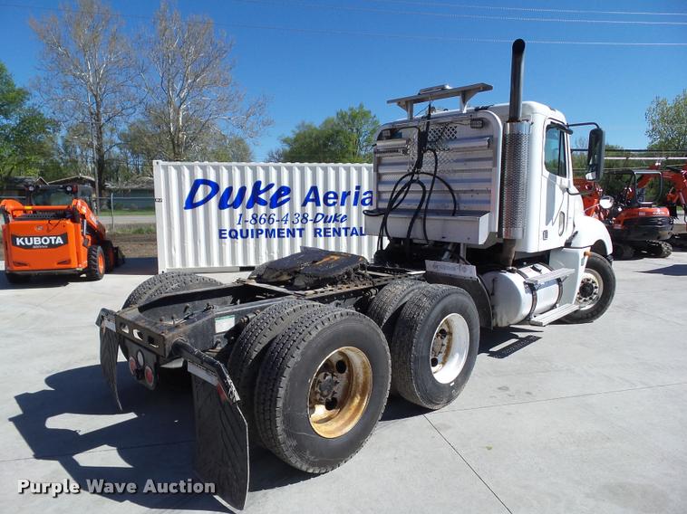 image for item L5536 2005 Freightliner Columbia semi truck